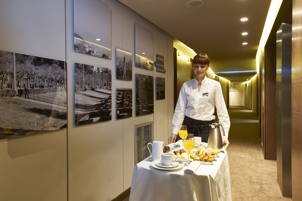 dining options on a cruise ship