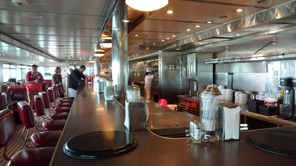 dining options on a cruise ship